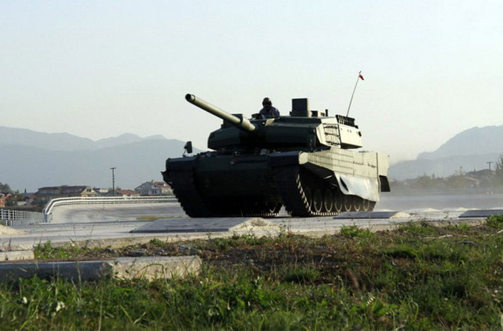 Altay được trang bị hệ thống kiểm soát hỏa lực Volkan III hỗ trợ bởi các thiết bị quan sát ảnh nhiệt và đo xa laser cho phép xe có thể duy trì khả năng bắn chính xác trong cả điều kiện ban đêm và thời tiết xấu.