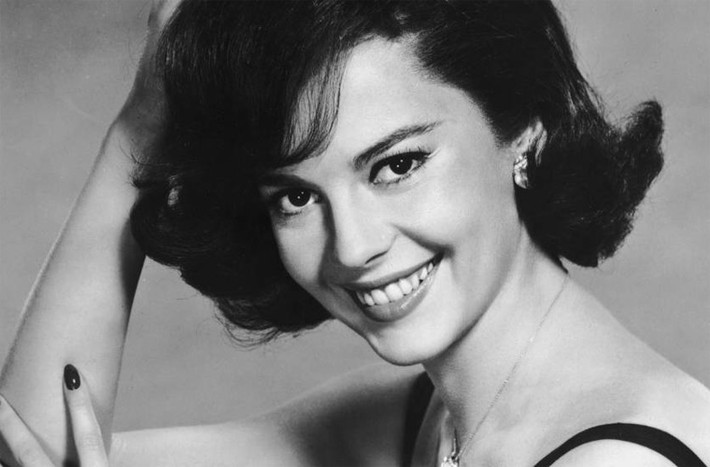 Thi thể nữ diễn viên Natalie Wood được tìm thấy nổi ngoài khơi đảo Catalina ngày 29/11/1981 sau khi bị ngã từ du thuyền xuống khi đang đi nghỉ với chồng Robert Wagner. Nhưng nhiều tài liệu cho thấy nữ diễn viên 43 tuổi đã cãi vã với chồng và bị nghi có quan hệ với bạn diễn Christopher Walken là nguyên nhân khiến cô bị chết đuối có chủ ý.