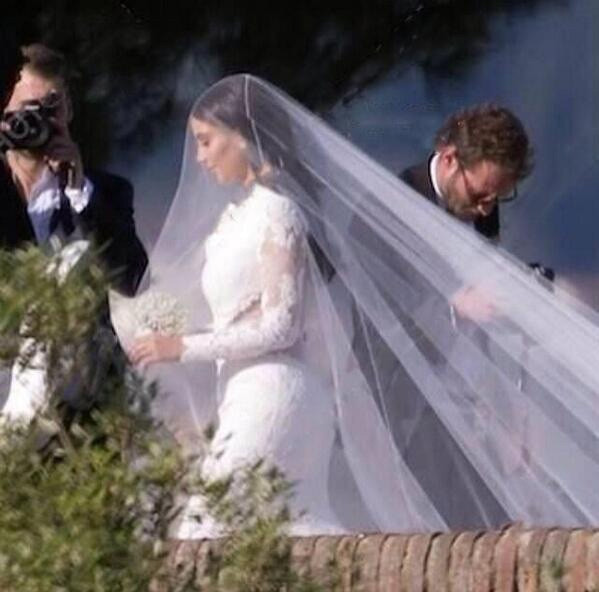 Bức ảnh hiếm hoi về đám cưới Kim Kardashian và Kanye West được đăng trên Twitter của một người bạn. Một nguồn tin tiết lộ chú rể Kanye tỏ ra rất lo lắng, bồn chồn trước khi tiến hành hôn lễ. “Mặc dù cố tươi cười cả buổi sáng nhưng nhìn kỹ, rõ ràng Kanye đang rất lo lắng. Nhưng điều đó cũng dễ hiểu thôi bởi đó là tâm lý chung của tất cả các chú rể.” – nguồn tin cho hay.