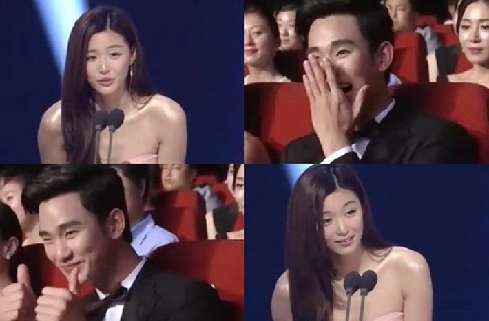 Nhưng màn phát biểu gây ấn tượng nhất của Jun Ji Hyun là khi cô nói lời cảm ơn bạn diễn Kim Soo Hyun. Ngạc nhiên với lời cảm ơn của Ji Hyun, ngồi phía dưới khán giả Soo Hyun giơ hai ngón tay cái cười thật tươi.