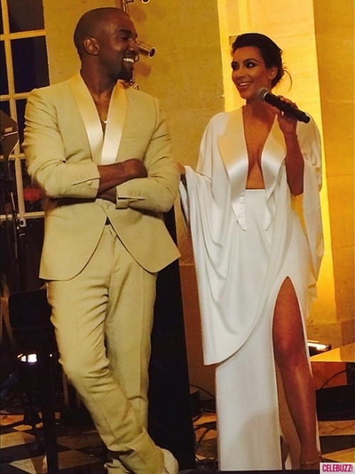 ##a###href="http://kienthuc.net.vn/showbiz/kim-kardashian-duoc-cau-hon-voi-nhan-kim-cuong-15-cara-274135.html">Kim và Kanye đính hôn tháng 10/2013 sau 1,5 năm hẹn hò. Hai người có một con gái chung, bé North West chào đời ngày 15/6/2013. Đây là đám cưới đầu tiên của Kanye, còn với Kim, đây là lần thứ 3 cô lên xe hoa. Trước đó Kim từng nói lời thề nguyền với ngôi sao bóng rổ Kris Humphries và nhà sản xuất âm nhạc Damon Thomas.
