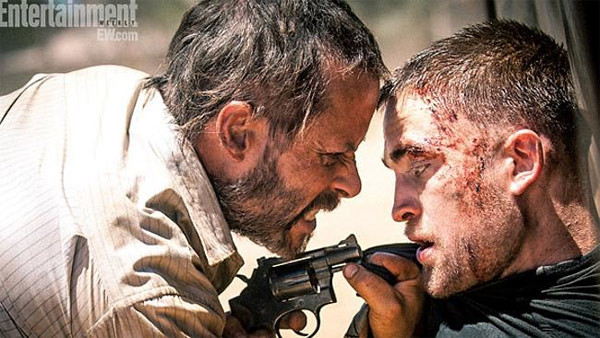 "The Rover" là bộ phim thứ hai có sự tham gia của Robert Pattinson tranh tài ở Cannes năm nay. Phim bắt đầu bằng câu chuyện Eric (Guy Pearce) rời bỏ mảnh đất sa mạc ở Australia khi thấy một tương lai đầy nguy hiểm nơi đây. Nhưng khi bị một nhóm tội phạm nguy hiểm cướp chiếc ô tô, tài sản cuối cùng của mình, Eric đã truy đuổi bằng được bọn cướp cùng với sự giúp đỡ của Rey (Robert Pattinson), một tên tội phạm bị bọn cướp bỏ lại vì bị thương nặng.