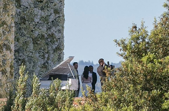 Một bức ảnh chụp paparazzi chụp Kim và Kanye từ đằng xa.