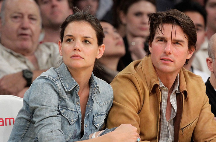 Sau ly hôn, mỗi năm Tom Cruise đưa cho Katie Holmes 400.000 USD tiền nuôi con gái Suri Cruise.