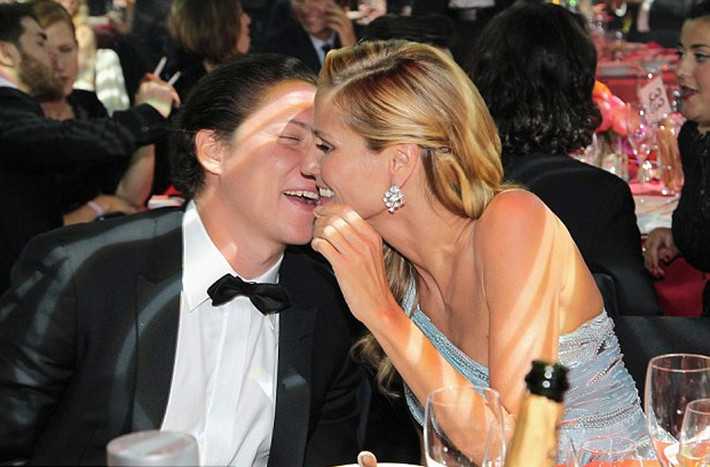 Tình mới của Heidi đã khá nhẵn mặt với giới giải trí Hollywood bởi nổi tiếng là anh chàng thích lái máy bay. Trước đó Vito từng hẹn hò với nữ diễn viên Demi Moore 51 tuổi và siêu mẫu Elle Macpherson, 50 tuổi.