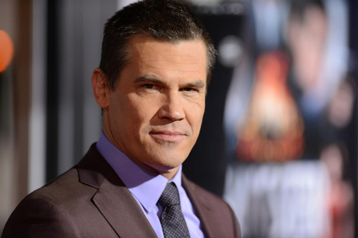 Năm 2004, vài tháng sau đám cưới, Josh Brolin bị bắt vì tội hành hung vợ. Diane Lane, vợ anh chính là người gọi điện cho cảnh sát, nhưng sau đó đã không làm ầm ĩ vụ này nữa và gọi đó là "hiểu lầm". Hiện cả hai vẫn sống cùng nhau dù vẫn xảy ra những xô xát.