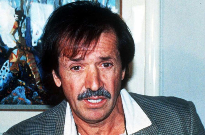 Chồng cũ của nữ ca sĩ Cher, Sonny Bono mất ngày 5/1/1998. Nam ca sĩ kiêm nghị sĩ 62 tuổi qua đời sau tai nạn trượt tuyết ở gần hồ Tahoe. Cái chết của Bono bị đặt dấu hỏi bởi nó xảy ra chưa đầy một tuần sau cái chết của con trai Robert Kennedy, Michael cũng tử nạn trong một tai nạn trượt tuyết ở Aspen, Colorado.