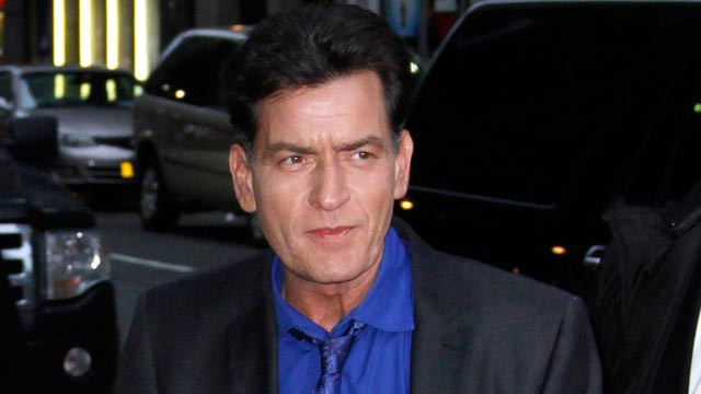 Ngôi sao có thu nhập cao nhất của truyền hình Mỹ Charlie Sheen cũng là một kẻ “khoái” gây hấn với người tình và vợ. Anh này đã từng bắn vào tay người yêu Kelly Preston, rồi sau đó bỏ cô đi theo một ngôi sao khiêu dâm. Năm 2005, anh này bị bắt quả tang chửi mắng thậm tệ Denise Richards, người vợ thứ hai. Năm 2010, ngôi sao Two and a Half Men bị buộc ba tội liên quan đến hành hung vợ ba Brooke Mueller.