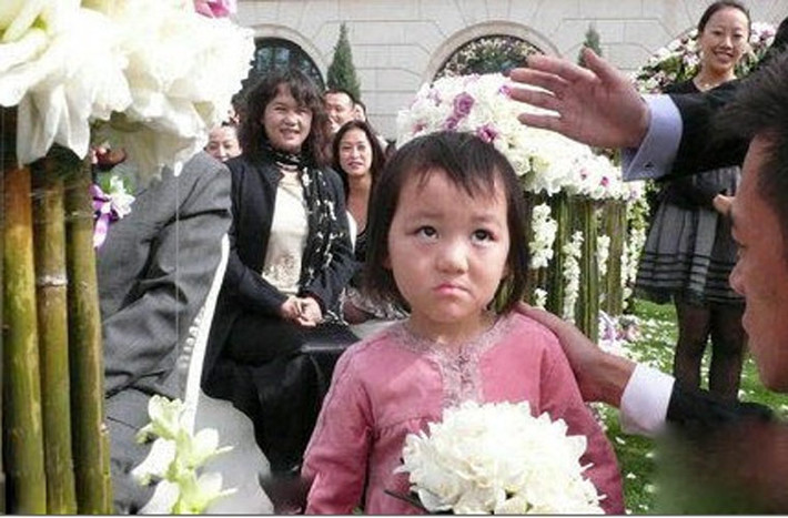 Lý Yên, cô con gái thứ hai của Vương Phi và là con gái đầu lòng của Lý Á Bằng. Khi sinh ra bé đã chịu thiệt thòi vì bị chứng hở hàm ếch. Mặc dù đã được phẫu thuật nhưng kể từ khi chào đời, cô bé rất ít khi xuất hiện chốn đông người.