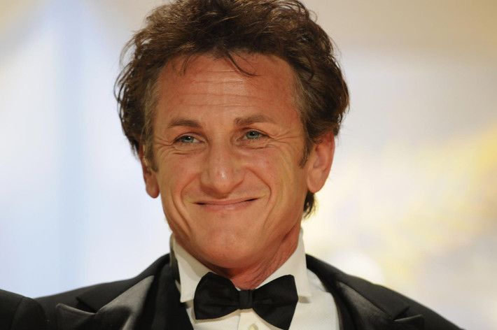Nam tài tử Hollywood Sean Penn từng mô tả cuộc hôn nhân bốn năm với Madonna là địa ngục bởi hai người chưa bao giờ nói chuyện tử tế với nhau. Cao điểm là vụ việc năm 1988 khi Penn say rượu đã đánh và chửi bới Madonna ...9 tiếng đồng hồ. Sau đó, dù Madonna không thưa kiện và giữ kín vụ việc, song scandal này đã trở thành đề tài để báo chí bàn đi tán lại suốt hai thập kỷ sau.