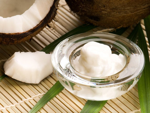 Làm sạch cọ trang điểm bằng dầu dừa. Do có tác dụng tẩy trang, bạn còn có thể sử dụng dầu dừa để làm sạch cọ trang điểm. Dầu dừa sẽ bảo vệ phần cọ không bị xơ mà vẫn làm sạch bụi và cặn trang điểm trên cọ, sau khi nhúng sạch cọ bằng dầu dừa, hãy nhanh chóng làm sạch cọ với dầu gội đầu dành cho trẻ em.