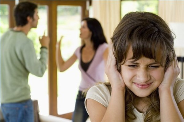 Trí nhớ suy giảm. Khi chia tay, cuộc sống của gia đình bị xáo trộn, nhiều sự thay đổi xảy ra như nhà ở, mối quan hệ giữa các thành viên trong gia đình nội ngoại bị xáo trộn. Trẻ phải thay đổi trường học, gây khó khăn cho sự thích nghi mới. Trẻ có thể có những biểu hiện gắn liền với sự lo âu, sợ hãi, trầm cảm vì xa cách cha mẹ: đau đầu, đau bụng, khó ngủ, chán ăn, khó tập trung và giảm trí nhớ trong học tập.