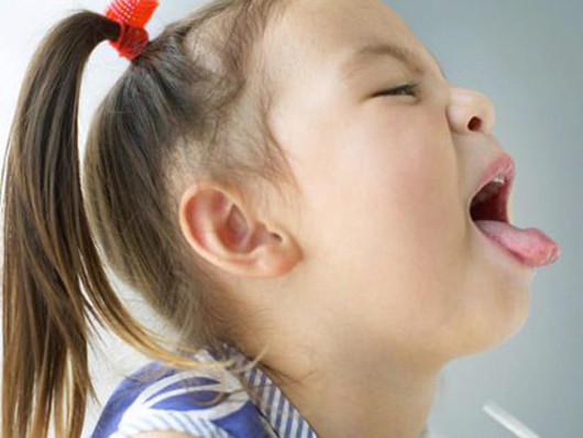Dễ bị bệnh. Việc ly hôn của bố mẹ đặt nhiều áp lực lên trẻ nhỏ, có thể ảnh hưởng nghiêm trọng tới sức khỏe của trẻ. Vấn đề ly hôn của bố mẹ làm suy yếu hệ thống miễn dịch, khiến chúng dễ mắc nhiều bệnh tật hơn. Bởi ly hôn dẫn đến thiếu hụt sự quan tâm, chăm sóc và tình yêu của cả bố và mẹ, chúng sẽ luôn cảm thấy bất an, không yên tâm vì cuộc sống của mình.