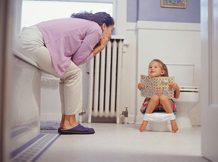 Tập cho bé làm quen với nhà vệ sinh. Bạn hãy chơi trong nhà vệ sinh cùng với bé để giúp bé thấy rằng đó không phải là một nơi tồi tệ. Cho bé thử ngồi trên bồn cầu trong vài phút dù vẫn đang mặc quần. Bạn có thể dùng thêm một chiếc ghế nhỏ để bé gác chân.