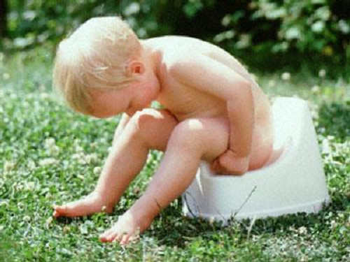 Tình trạng này chỉ có thể là tạm thời. Có thể nguyên nhân là do bé chưa có những kỹ năng cần thiết để sử dụng nhà vệ sinh. Tuy nhiên nếu béo vẫn tiêu són sau khoảng 3 tháng tính từ lúc bé đã có thể tự sử dụng nhà vệ sinh để đi tiểu thì bạn cần phải giúp bé học cách sử dụng nhà vệ sinh để đi tiêu.