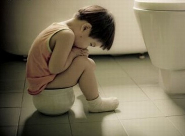 Lúc đầu, bé có thể đi tiêu són nhiều hơn. Hãy yêu cầu bé dọn sạch phân của mình nhưng không nên la mắng hay trừng phạt bé vì lỗi làm bẩn. Tức giận với bé chỉ làm cho việc tập đi nhà vệ sinh khó khăn hơn, cố gắng giữ bình tĩnh và thoải mái khi bé đi tiêu són, nhờ vậy bé sẽ cảm thấy không có lỗi.