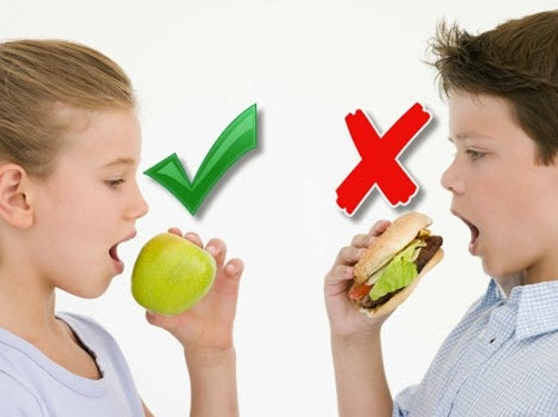 Hạn chế các món ăn giàu protein (đạm) như thịt, cá, trứng... Chỉ cần cho trẻ ăn 1 lần/ngày.