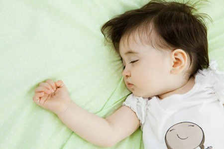 Bên cạnh đó, nên cho trẻ ngủ từ 9 đến 10 tiếng mỗi ngày. Vì quá trình tiêu giảm mỡ thường diễn ra vào ban đêm khi ngủ. Bởi vậy, nếu ngủ ít trẻ cũng dễ có nguy cơ bị béo phì. Nên hạn chế để giảm cân cho trẻ.