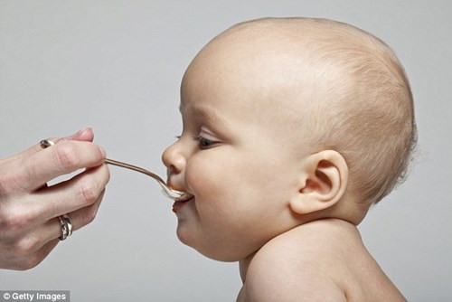 Không nên bỏ các chất tinh bột: cơm, bột gạo, bánh mì, khoai tây... cần có ở các bữa ăn để tránh các trường hợp trẻ đòi ăn vặt.