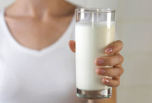 Uống sữa nóng. Một cốc sữa nóng giúp mẹ về sữa rất nhanh mà sữa lại đặc. Trong thời kỳ cho con bú, sản phụ nên uống sữa đều đặn không những để tăng tiết sữa mà còn giúp cơ thể mau hồi phục sau sinh. Uống một cốc sữa nóng trước khi cho con bú khoảng 15-20phút.