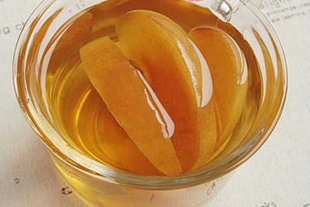 Giấm táo có chứa một số lượng đáng kể các enzim, vitamin và khoáng chất ở dạng một nguyên liệu thô. Về cơ bản, giấm táo đặc biệt là giấm táo mèo có tác dụng thanh lọc cơ thể và bài trừ các loại độc tố.