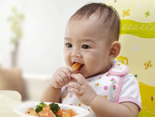 Yếu tố di truyền. Yếu tố di truyền tác động đến các yếu tố nội tiết tố, chuyển hóa cơ bản, khẩu vị. Chúng giúp duy trì cân nặng của mỗi người ở một mức được định sẵn bất chấp mọi nỗ lực muốn tăng cân hay giảm cân.