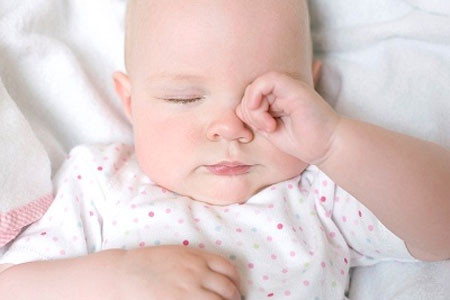 Thiếu ngủ. Bé lớn lên trong giấc ngủ. Ngủ giúp bé tăng chiều cao, cân nặng và trí tuệ. Nếu bé ít ngủ, ngủ không ngon thì bé sẽ tăng nguy cơ bị còi, thấp, nhẹ cân.