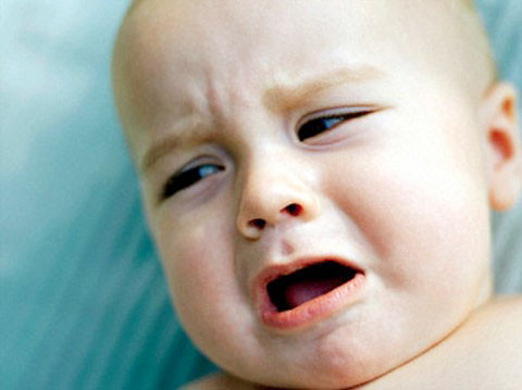 Bé bị nhiễm giun sán: Hầu hết các bé trên 1 tuổi, do sở thích khám phá cuộc sống nên đều dễ bị nhiễm giun sán từ đồ chơi, đồ vật, thức ăn… Các ký sinh trùng đường ruột này đã ăn một lượng thức ăn khá lớn của bé. Bé nhiều giun sán không những chậm lớn mà bé còn biếng ăn, quấy khóc.