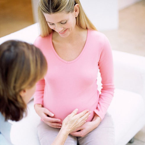Sinh con gái nhẹ nhàng hơn sinh các cậu quý tử. Trung bình, các bà mẹ sinh bé gái thường có thời gian lâm bồn ít - trung bình là 24 phút và ít phải nhờ trợ giúp từ thuốc giảm đau. Hơn nữa các bé gái thường có cân nặng và kích thước nhỏ hơn các bé trai khoảng 150 gram và 1cm. Nghe có vẻ các con số này chẳng đáng kể, nhưng đối với việc mang nặng đẻ đau một đứa trẻ thì đó là cả một vấn đề.