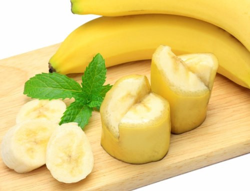 Chuối. Tác dụng chính của chuối là phòng chống lão hóa, nên nếu sử dụng loại mặt nạ này đều đặn cho vùng da rạn sẽ giúp làn da được hồi sinh, các vết rạn sẽ nhanh chóng biến mất.