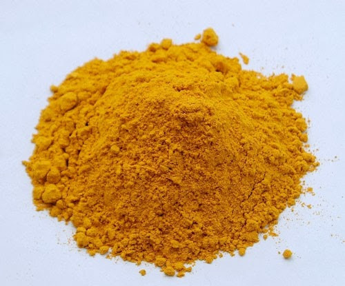 Bột nghệ và nước chanh. Cho một lượng bột nghệ vừa đủ ra bát rồi vắt khoảng nửa quả chanh tươi vào, thêm 1-2 thìa nước ép dưa chuột và trộn thật đều lên để tạo thành hỗn hợp nhão. Rửa mặt thật sạch rồi bôi đều hỗn hợp lên vùng có ria mép. Giữ hỗn hợp trên da khoảng 20 phút rồi rửa lại bằng nước ấm. Để thấy được kết quả tẩy ria mép, bạn nên áp dụng cách này đều đặn 3 lần/tuần vào buổi tối trước khi đi ngủ. Sau khoảng 2-3 tháng, các sơi ria trên mép sẽ giảm đi đáng kể.