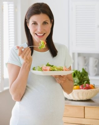 Cách tốt nhất là trước bữa ăn khoảng 20-40 phút, bà bầu ăn một lượng nhỏ trái cây hoặc uống 1-2 ly nước ép trái cây. Bởi trong trái cây và nước ép trái cây rất giàu fructose và glucose có thể nhanh chóng hấp thu vào cơ thể, cải thiện lượng đường trong máu. Chất xơ tự nhiên trong trái cây cũng hỗ trợ rất tốt cho quá trình tiêu hóa trong cơ thể.