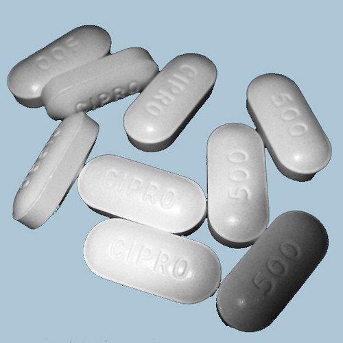 Kháng sinh được lựa chọn là ciprofloxacin (Cipro). Nó tỏ ra hiệu quả với nhiều chủng vi khuẩn than. Với bệnh nhân dạng phổi, phải dùng thuốc ở liều rất cao. Nếu thành công, việc điều trị phải được tiếp tục trong 60 ngày để đảm bảo là các bào tử đã nở và bị tiêu diệt hết.