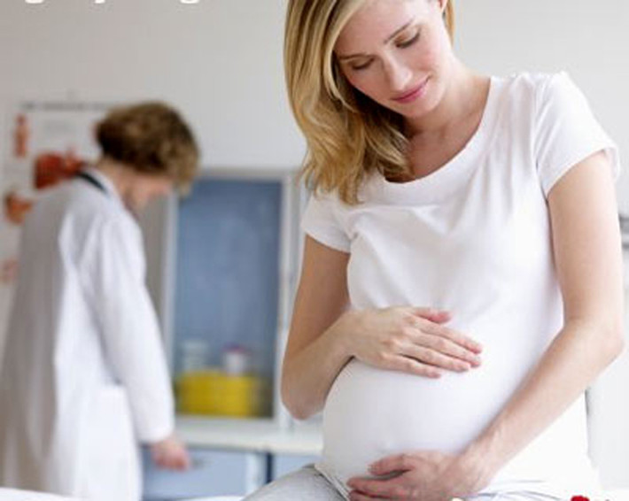Nhau thai kém phát triển. Cũng ảnh hưởng nhiều đến sự phát triển của thai nhi. Nhau thai có ảnh hưởng rất nhiều tới bào thai vì nó kiểm soát quá trình vận chuyển hormone và những dưỡng chất thiết yếu khác cho bào thai. Bánh nhau nhỏ đi làm cho quá trình vận chuyển ấy cùng các sản phẩm chuyển hóa ở bào thai bị giảm, thai nhi không hấp thụ được nhiều chất dinh dưỡng từ mẹ nên ảnh hưởng tới sự phát triển, dẫn đến còi cọc.