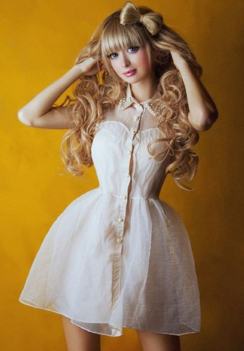 Anzhelika là một trong những búp bê Barbie người thật ở Nga. Cô gái 26 tuổi đã phẫu thuật để vòng eo còn 51 cm. Đó chỉ là một trong những biến đổi nhỏ để cô gái nổi tiếng thế giới. Không giống nhiều cô gái có khuôn mặt lạnh lùng, vô cảm với tạo hình búp bê, Anzhelika có nhiều tấm hình bình dị nhưng không kém phần thu hút, xinh đẹp.