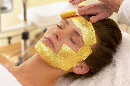 ...và dán lên mặt khách hàng một cách cẩn thận để sao cho da hấp thụ tinh chất vàng được nhiều nhất.