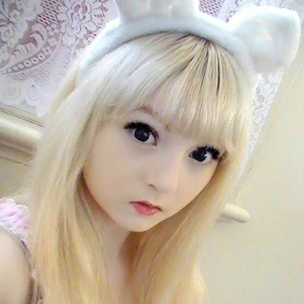 Venus Angelic năm nay 16 tuổi, hiện tại cô sống ở Anh. Venus Angelic được mệnh danh là "búp bê sống" bởi khuôn mặt đáng yêu như những cô búp bê vậy. Ở ngoài đời thực Venus cũng ăn diện theo phong cách búp bê, luôn nghĩ mình là một con búp bê và chỉ thấy dễ thương, tự tin trong hình ảnh này.