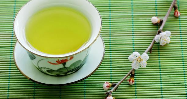 Trà xanh. Không chỉ giải nhiệt cho cơ thể, giúp tinh thần thư giãn, bớt phiền não, các loại trà thảo mộc còn rất có ích cho bạn gái trong việc chăm sóc tóc, da mặt, tay và chân.