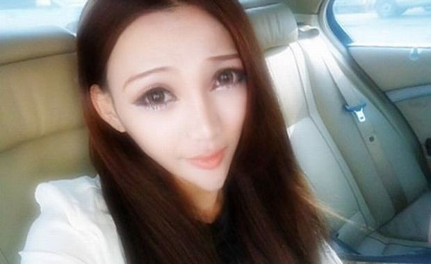 Cô gái này sở hữu chiếc cằm nhọn hoắt và đôi mắt to hệt các nhân vật hoạt hình. Những bức ảnh của cô hiện đang lan truyền vơi tốc độ chóng mặt trên mạng xã hội của Trung Quốc. Trên cộng đồng mạng, đa phần các ý kiến cho rằng khuôn mặt của cô là kết quả của phẫu thuật thẩm mỹ.