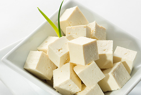 Đậu phụ. Không có một món ăn nào giàu protein trong quá trình điều trị mụn dành cho bạn như đậu phụ. Ngoài ra, đậu chứa canxi, chất béo không bão hòa, chất chống oxy hóa và sắt giúp làm hồng và mịn da.