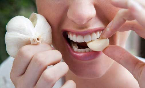 Tỏi. Chỉ đơn giản bằng cách ăn nhiều tỏi, cũng có khả năng phòng trừ mụn. Bởi tỏi giúp tăng hệ thống miễn dịch, loại trừ những loại vi khuẩn gây nên mụn. Cho nên đừng quên bổ sung thêm tỏi vào những món ăn thường ngày.