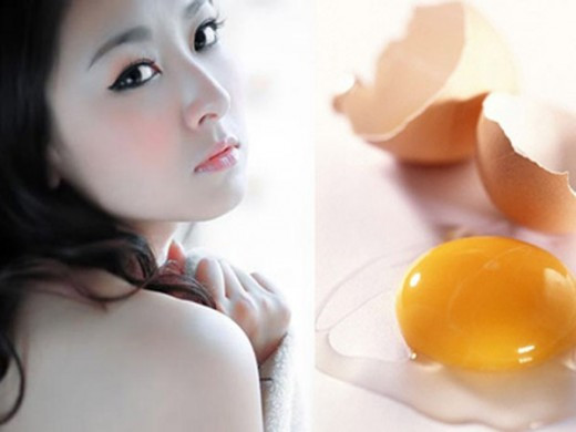 Lòng trắng trứng. Chỉ đơn giản bằng cách dùng lòng trắng trứng thoa đều khắp lên khuôn mặt, rồi sau đó đợi đến khi khô thì rửa sạch lại với nước lạnh. Cách làm này không chỉ có khả năng điều trị mụn mà còn cho bạn làn da tươi sáng, mịn màng.