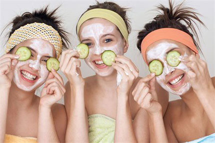 Dưa chuột. Vitamin E có trong dưa chuột có thể thúc đẩy sự phân tách các tế bào, do đó làm chậm quá trình lão hoá da. Ngoài ra, chất dầu trong quả dưa chuột (nhựa) còn có tác dụng thu hút các tia tử ngoại. Do đó, dưa chuột dùng làm mặt nạ đắp lên mặt có tác dụng làm mờ mụn tàn nhang, mụn sần, nếp nhăn.