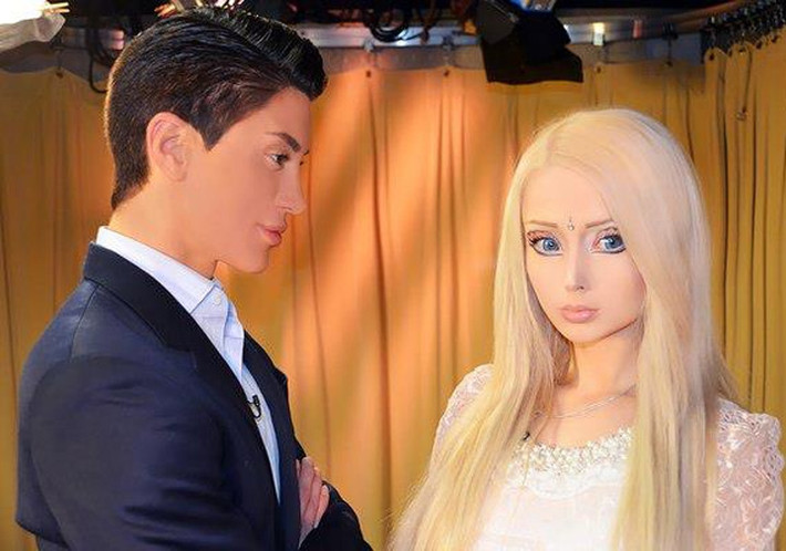 Anh Justin Jedlica, 32 tuổi, sống tại New York (Mỹ) đã chi ra 100.000 USD để thực hiện 90 ca phẫu thuật thẩm mỹ với mong muốn biến anh trở thành như búp bê nam.