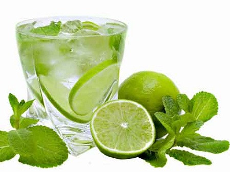 Nước chanh. Uống nước chanh vào mùa đông vô cùng có lợi cho sức khỏe. Do hàm lượng vitamin của chanh cực kỳ phong phú, nên đây là thức uống làm đẹp rất tốt, có thể phòng ngừa và loại bỏ hắc sắc tố cho da, giúp trắng da, duy trì độ đàn hồi cho làn da, giúp da không bị nứt nẻ khô ráp trong mùa đông.