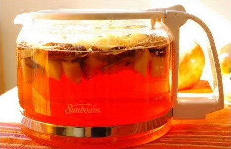 Hồng trà. Loại thức uống này tính ngọt nhẹ, mát, có thể dưỡng dương, tốt cho dạ dày. Do chứa một lượng protein nhất định, có thể có lợi cho cơ thể, uống hồng trà trong mùa đông, sinh nhiệt, ấm bụng, tăng cường khả năng chịu rét cho cơ thể.
