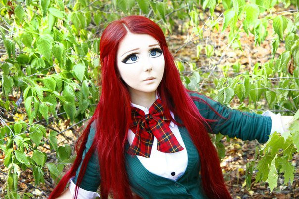 Anastasiya Shpagina, 19 tuổi, đến từ Ukraine mỗi ngày mất khoảng hơn 2h đồng hồ để trang điểm khuôn mặt giống búp bê như thế này. Cô nàng này cũng đang ấp ủ dự định… phẫu thuật thẩm mỹ “y xì đúc” nhân vật hoạt hình Nhật Bản.