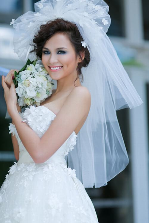 Nhưng thông tin gây bất ngờ nhất trong tuần chính là sự việc HH Diễm Hương bị chồng công khai đệ đơn ra tòa. Cô hoa hậu chưa từng làm đám cưới, mới khẳng định mình vẫn độc thân đột nhiên lại ly hôn khiến không ít người sửng sốt.