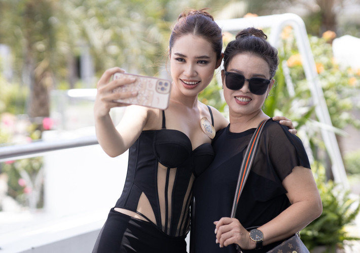 Thí sinh Đinh Hồng Anh đến từ Hải Phòng. Cô được mẹ đưa đi thi. Người đẹp cao 1,65 m, số đo ba vòng: 83-63-92 cm. Hiện Hồng Anh làm công việc kinh doanh. Đây là cuộc thi sắc đẹp cấp quốc gia đầu tiên mà cô góp mặt.
