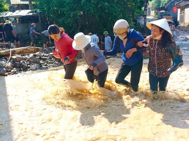 Dù vất vả, hiểm nguy nhưng những "người lái đò" vẫn không chùn bước